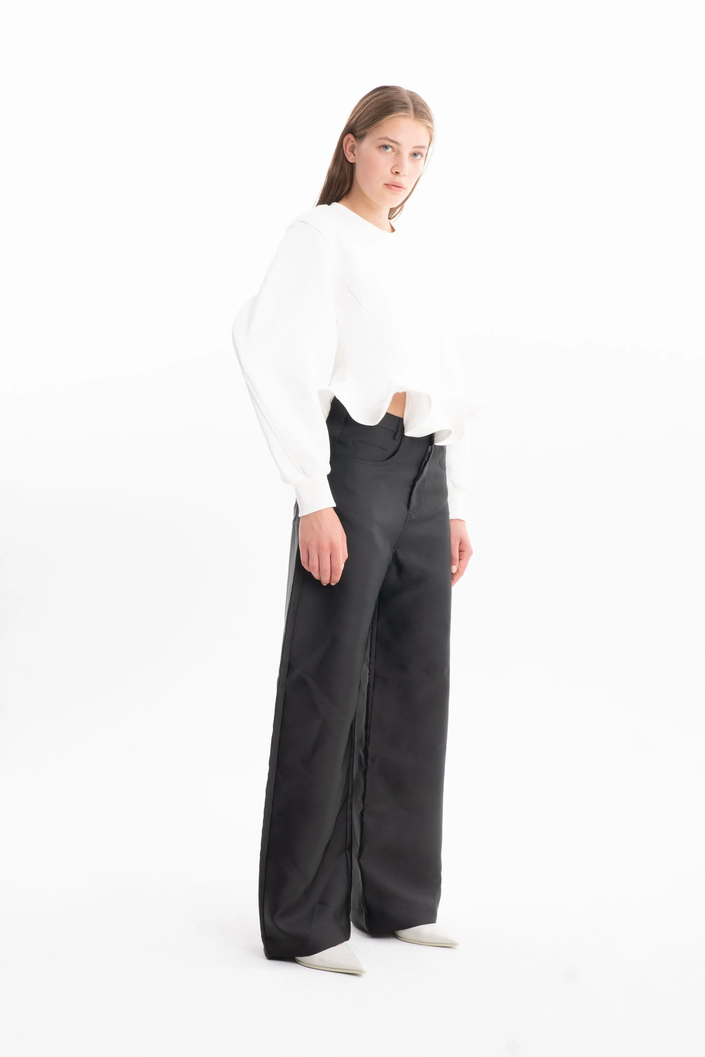 WHITE FRILL HEM SWEATSHIRT