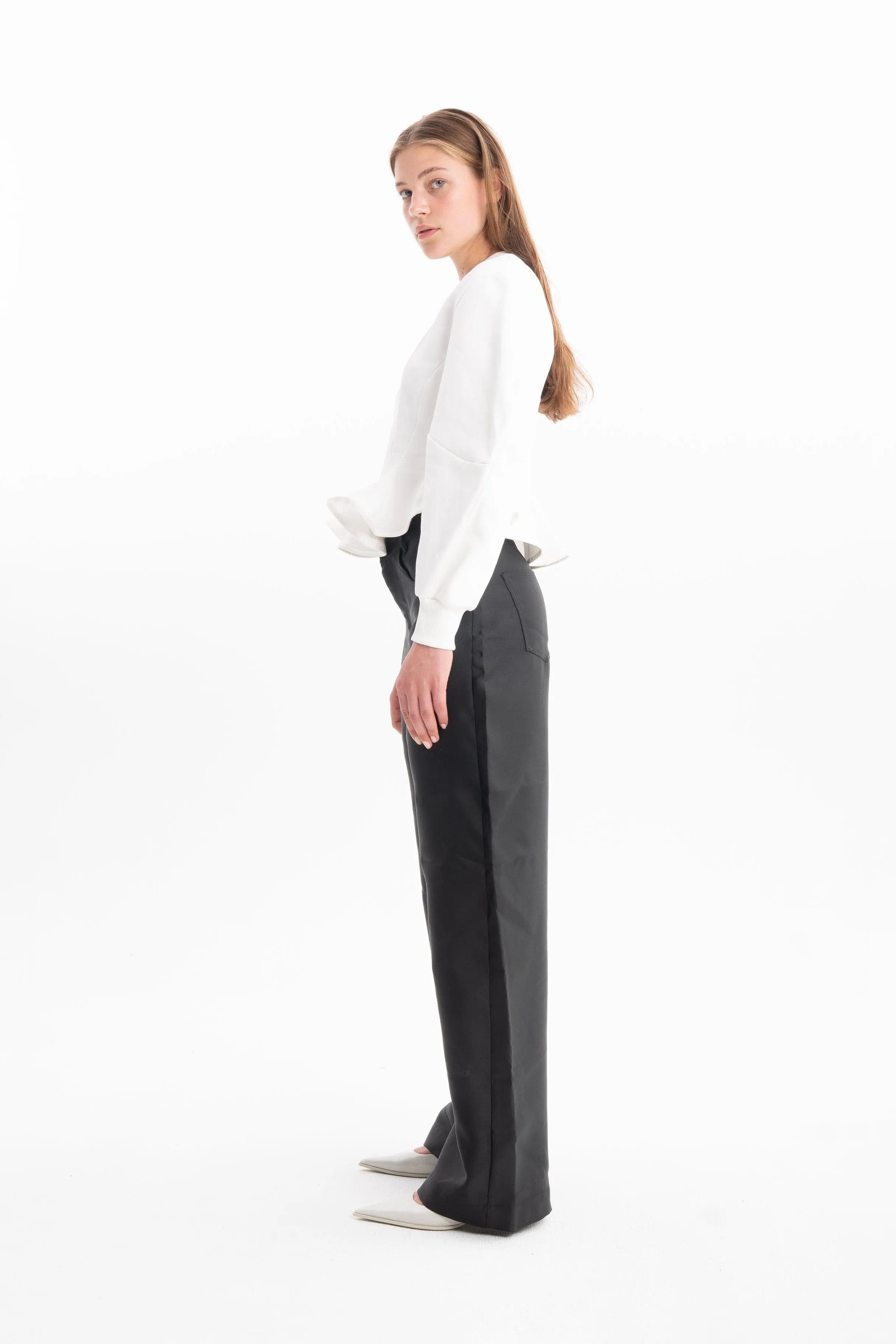 WHITE FRILL HEM SWEATSHIRT