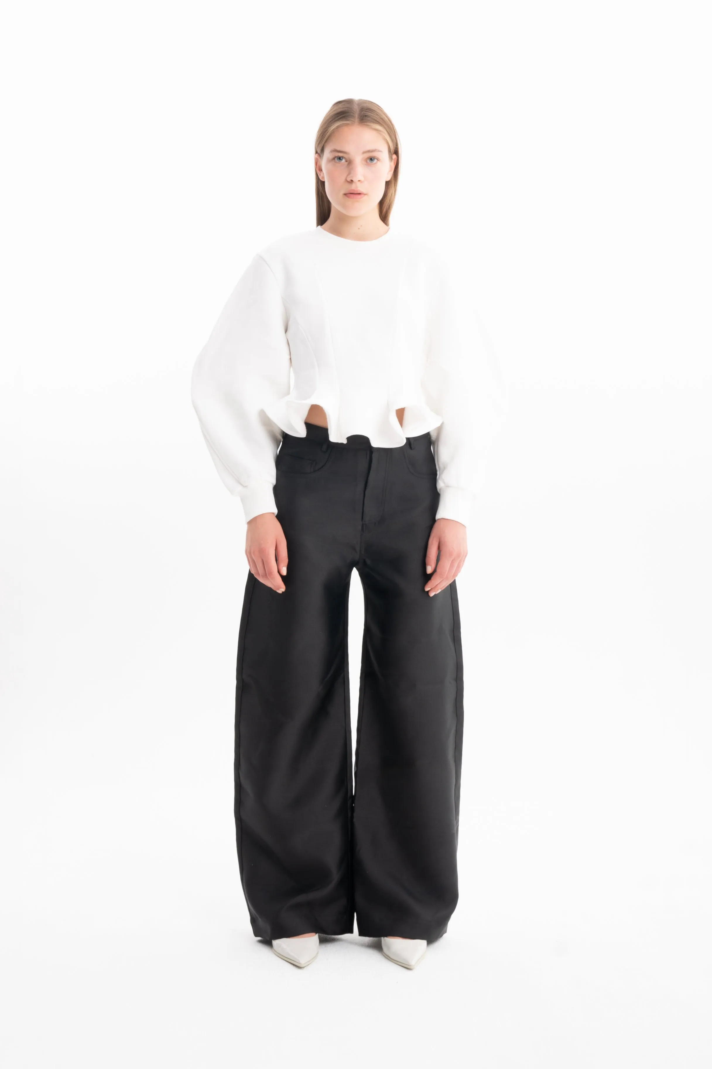WHITE FRILL HEM SWEATSHIRT
